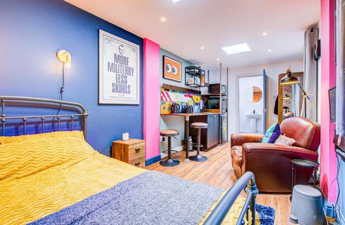 Westcliff-on-Sea Apartment | Cosy Studio flat near hospital - Pass the Keys