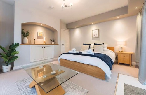 Failand Apartment | Cosy studio, private Japanese garden, parking