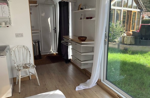 New Forest District Cabin | Cosy Studio with a field view