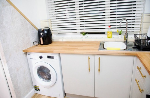 Little Holland Apartment | Cosy & Stylish 2 Bedroom G/F flat in Prime Location