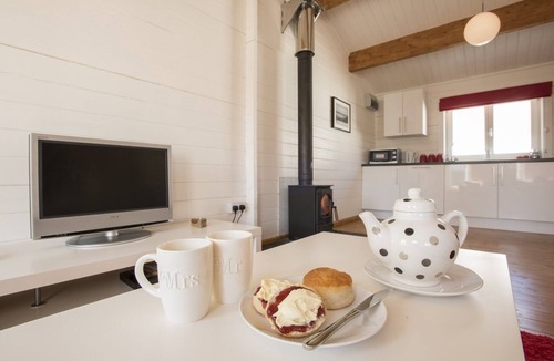 Bude Cabin | Cosy Two-Bed Cabin, 5 Minutes from the Coast
