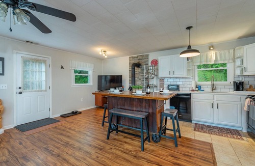 Burnsville Cottage | Cottage by the Creek, Fire Pit, Grill, 3 Mins to Town, WiFi, Pets Welcome!