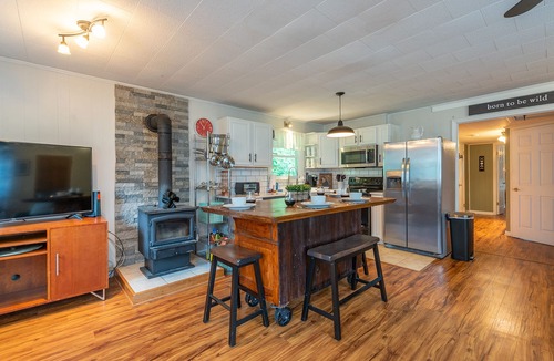Burnsville Cottage | Cottage by the Creek, Fire Pit, Grill, 3 Mins to Town, WiFi, Pets Welcome!