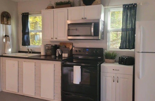 Lynn House | Cottage by the lakeshore with a private hot tub!