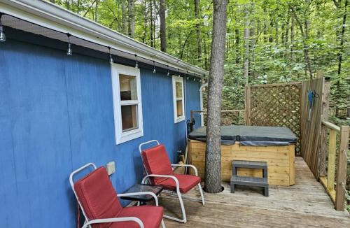 Lynn House | Cottage by the lakeshore with a private hot tub