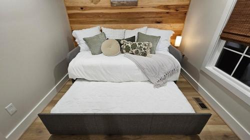 Lexington House | Cottage on Conrad