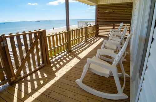 Ocean Isle Beach Cottage | Cottage on the beach, pet friendly!