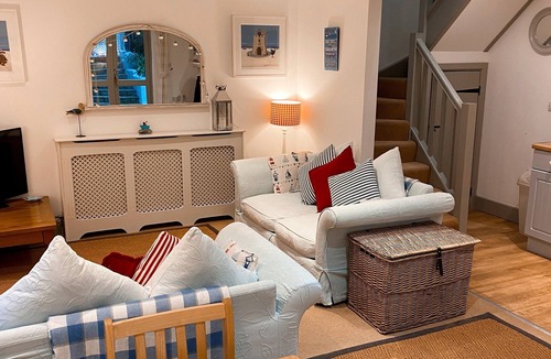 Cadgwith House | Cottage set in 2 acres, next to coast path, short walk to beach, pub & cafe! 😎