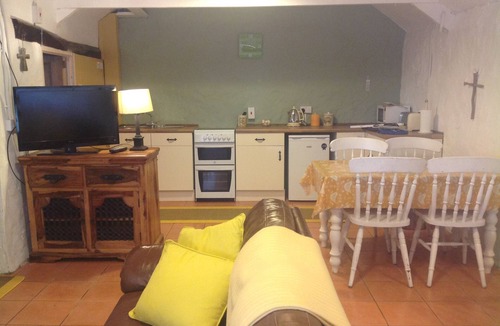 Grade House | Cottage Sleeps 2- Parking, Wood Fire, Garden, Pets