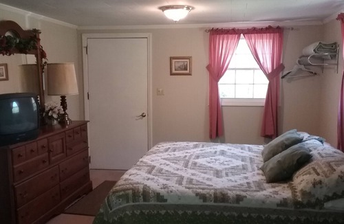 Spruce Pine Apartment | Cottage Studio Suite with King Bed on 300 Acre Mountain Retreat