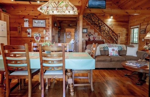 Leicester Cabin | COUNTRY HAVEN OPEN FOR BUSINESS ,MT VIEWS,10MIN AVL,3/2,FP ,WIFI, FIREPIT