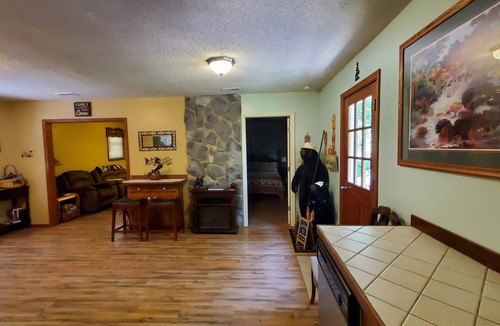Scotts House | Country setting, yet only minutes from everything!