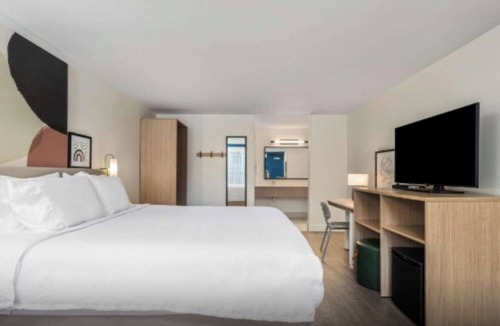 Hilton Head Island Hotel | Couple Room Ideal for Beach Getaways - Free Breakfast Included