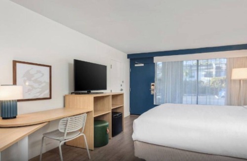Hilton Head Island Hotel | Couple Room Ideal for Beach Getaways - Free Breakfast Included