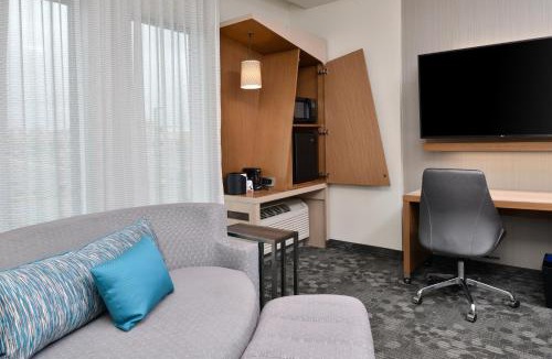 Dixie - Berryhill Hotel | Courtyard Charlotte Steele Creek