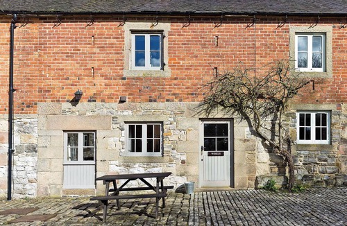 Knockerdown Cottage | Courtyard setting alongside 16 other converted farm buildings.