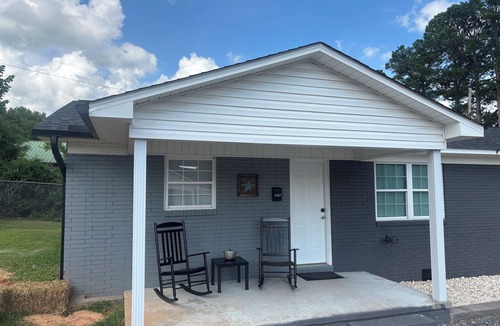 Lincolnton House | Cow Patch - Country Styling with Large Parking located in Town, Nintendo, EV