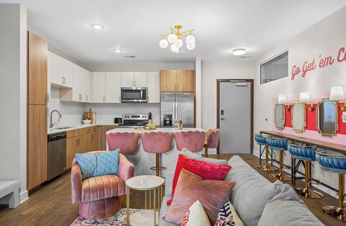 Eighth Avenue Apartment | Cowgirl Dreams - Walk to Broadway, Pool, Gym