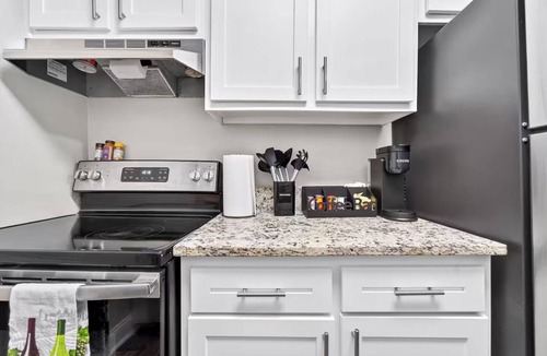 Durham Apartment | Cozy 1-bedroom Gem 5mins to Downtown: Pool-Gym-Parking