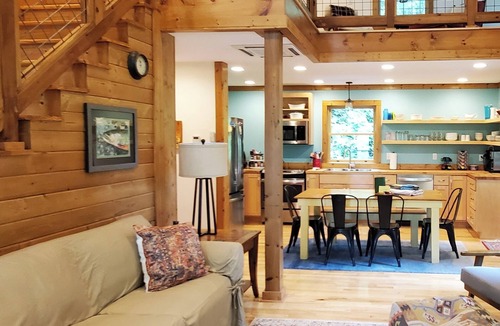 Cashiers Cabin | Cozy 2 bedroom, pet friendly cabin in Cashiers, NC with spectacular views.