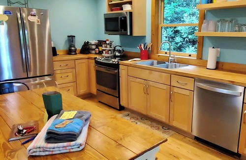 Cashiers Cabin | Cozy 2 bedroom, pet friendly cabin in Cashiers, NC with spectacular views.