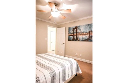 Villa Heights House | COZY - 2 bedroom Townhome Getaway - Plaza Midwood