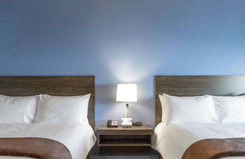 Huntersville Hotel | Cozy 2 queen hotel in delightful Huntersville up to 4 people