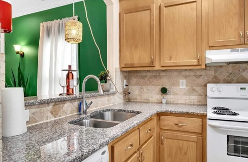 Concord House | Cozy 2B Townhouse - Hot Tub