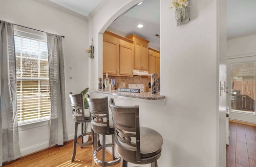 Concord House | Cozy 2B Townhouse - King Bed