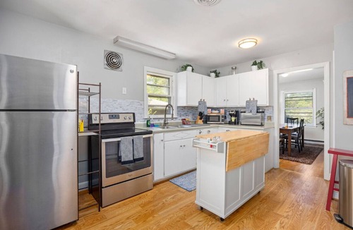 Lindley Park House | Cozy 2bd/1bth +80" TV Movie Room