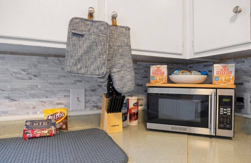 Lindley Park House | Cozy 2bd/1bth +80" TV Movie Room