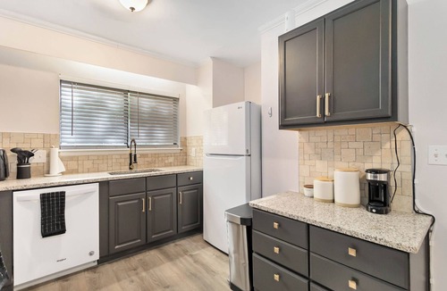 Charlotte Condo | Cozy 2BR/1.5BA Condo Near NoDa + Uptown Full Kitchen & Free Parking