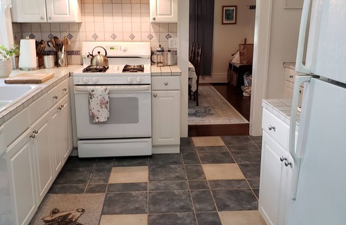 Historic Montford Apartment | Cozy 2BR/1BA,1400sq ft, pet friendly triplex in AVL's Montford neighborhood