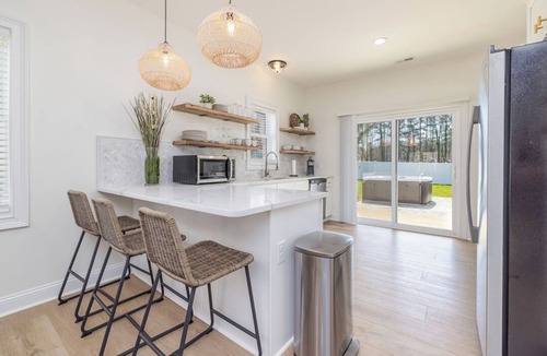 Littleton House | Cozy 2BR, Hot tub, Wi-Fi, Pet Friendly, Firepit