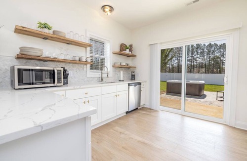 Littleton House | Cozy 2BR, Hot tub, Wi-Fi, Pet Friendly, Firepit