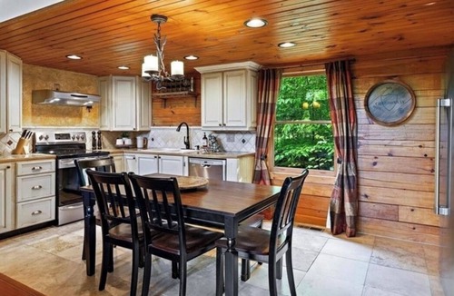 Linville Ridge Cabin | Cozy 3-bedroom cabin in charming Sugar Mountain with WiFi.