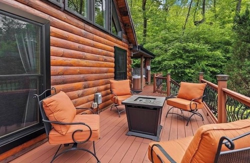Linville Ridge Cabin | Cozy 3-bedroom cabin in charming Sugar Mountain with WiFi.