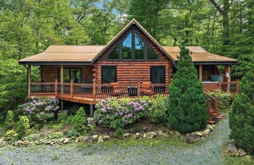 Linville Ridge Cabin | Cozy 3-bedroom cabin in charming Sugar Mountain with WiFi.