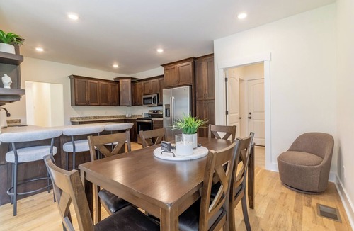 Springfield House | Cozy 3-bedroom house in lovely Springfield with AC