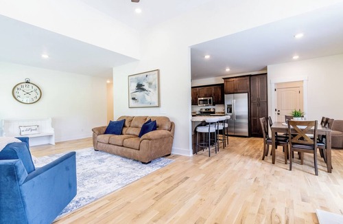 Springfield House | Cozy 3-bedroom house in lovely Springfield with AC