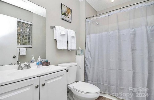 Charlotte House | Cozy 3-bedroom villa in the heart of Charlotte! Free WIFI & Private Parking