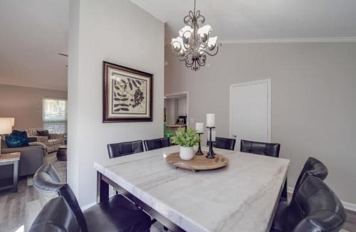 Biddleville House | Cozy 3BR Bungalow - City Views - Firepit -Football