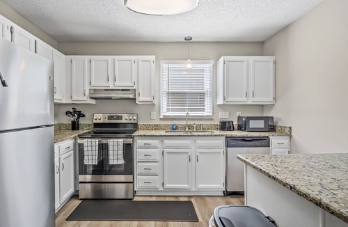 Toddville Road House | Cozy 3BR Gem with Home Theater near Uptown & Airport