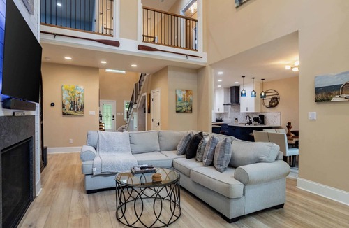 Mayhew House | Cozy 3BR Home - Peaceful Lake Cove Views