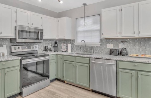 Harrisburg House | Cozy 4/3 Home, mins-Hospitals + Remote Workspace