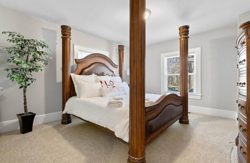 Charlotte House | Cozy 4B Retreat Near Uptown King Beds Sleeps 12