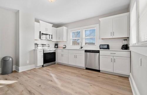Charlotte House | Cozy 4B Retreat Near Uptown King Beds Sleeps 12