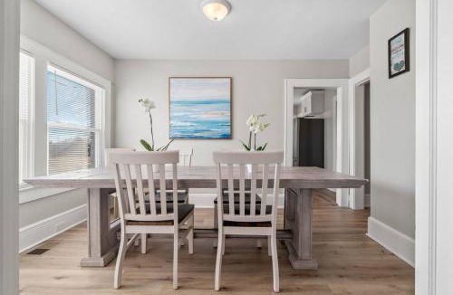 Charlotte House | Cozy 4B Retreat Near Uptown King Beds Sleeps 12