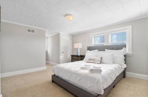 Charlotte House | Cozy 4B Retreat Near Uptown King Beds Sleeps 12