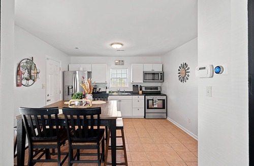 Charlotte House | Cozy 4BR Home Near Uptown -King Bed- Jacuzzi
